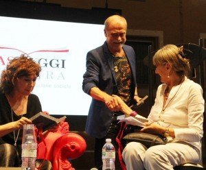 Veronica Pivetti e Alessandra Longo ricevono un omaggio realizzato dall'orafo Claudio Pacifici 