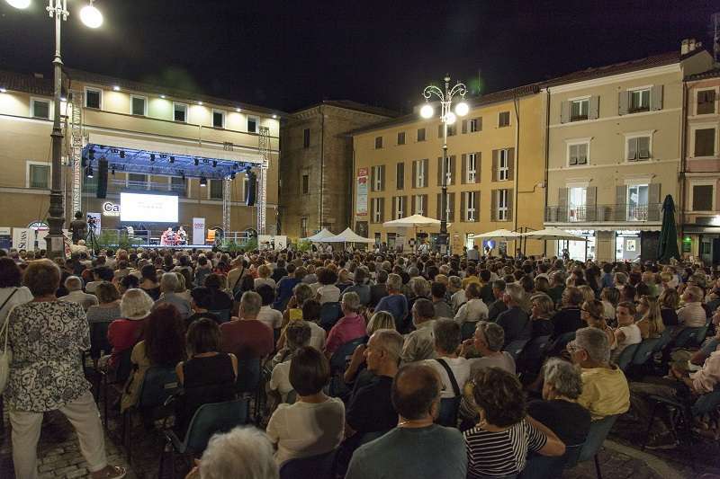piazza platea sera Passaggi Festival 2017