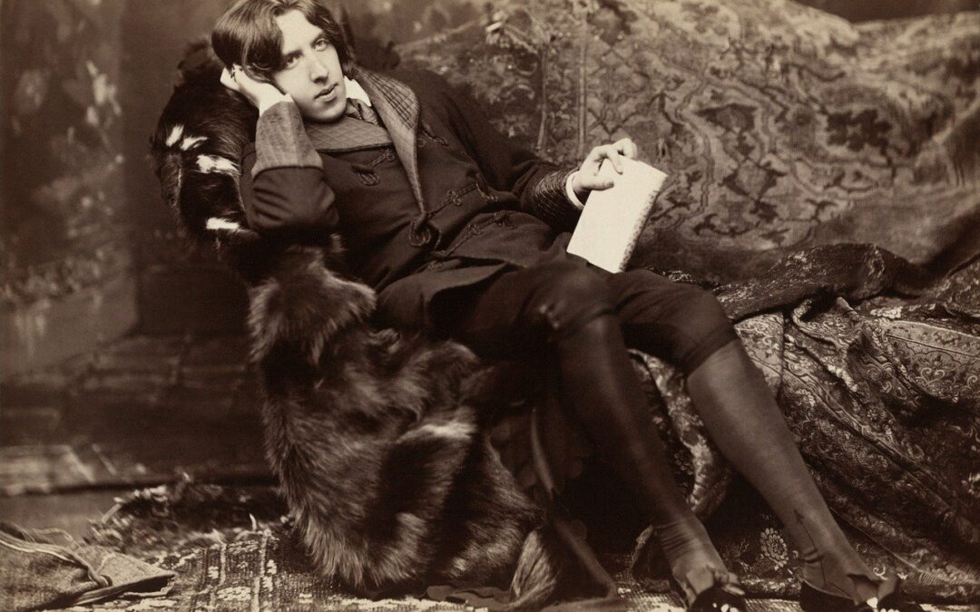 Unica necessità il superfluo: chi era Oscar Wilde?