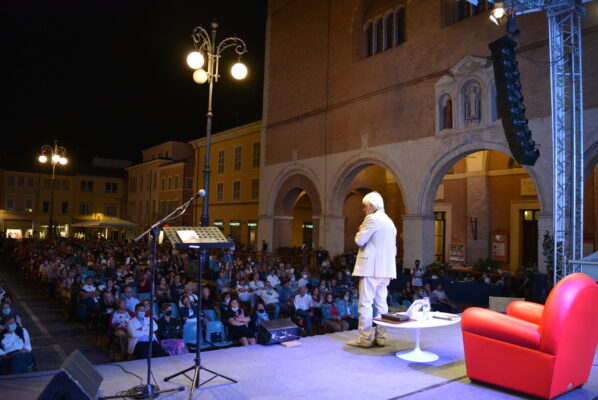 Da Passaggi Festival l’appello alle istituzioni: “Ripensare al coprifuoco d’estate, conciliando la tutela della salute con il ritorno alla vita culturale”